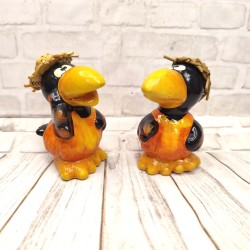 Ceramic crow, with straw hat, 7cm