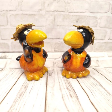 Ceramic crow, with straw hat, 7cm